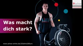 Ein muskulöser Mann in einem schwarzen Tanktop hält seinen eigenen Rollstuhl in der Hand und schaut selbstbewusst in die Kamera. Der Hintergrund ist schwarz, und um den Mann herum sind bunte Kreise in Blau, Gelb und Rot verteilt. Auf der linken Seite des Bildes steht in großen, weißen Buchstaben auf einem dunkelvioletten Hintergrund: „Was macht dich stark?“ Oben rechts im Bild ist das Logo von ACHSE (Allianz Chronischer Seltener Erkrankungen) zu sehen, und daneben der Hashtag „#20JahreACHSE“. Unten auf dem Bild ist eine URL angegeben: www.achse-online.de/20Jahre20Euro.