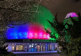 Auch die Kuppel des Zeiss-Großplanetariums in Berlin leuchtet weithin sichtbar zum Rare Disease Day. 