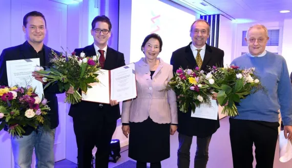 Eva Luise Köhler und die Preisträger 2017 - Michael Schön,  Prof. Michael Schmeißer, Eva Luise Köhler, Prof. Tobias Böckers,   Prof.  Albert Christian Ludolph (v.l.n.r.) Foto: Peter Himsel