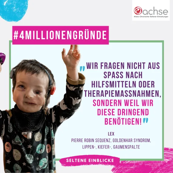 Bild: Ein Kind wirft die Arme in die Luft. In der rechten Hand erkennt man eine Konsole. Text: #4MillionenGründe, "Wir fragen nicht aus Spaß nach Hilfsmitteln oder Therapiemaßnahmen, sondern weil wir diese dringend benötigen." Lex, Pierre Robin Sequenz, Goldenhar Syndrom, Lippen-, Kiefer-, Gaumenspalte